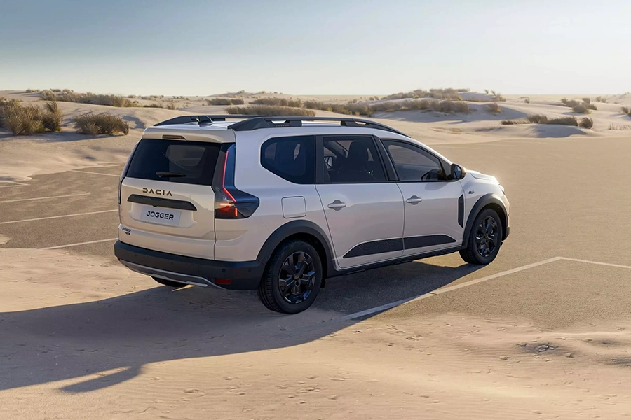 Parte frontală cu design îndrăzneț și profil de SUV